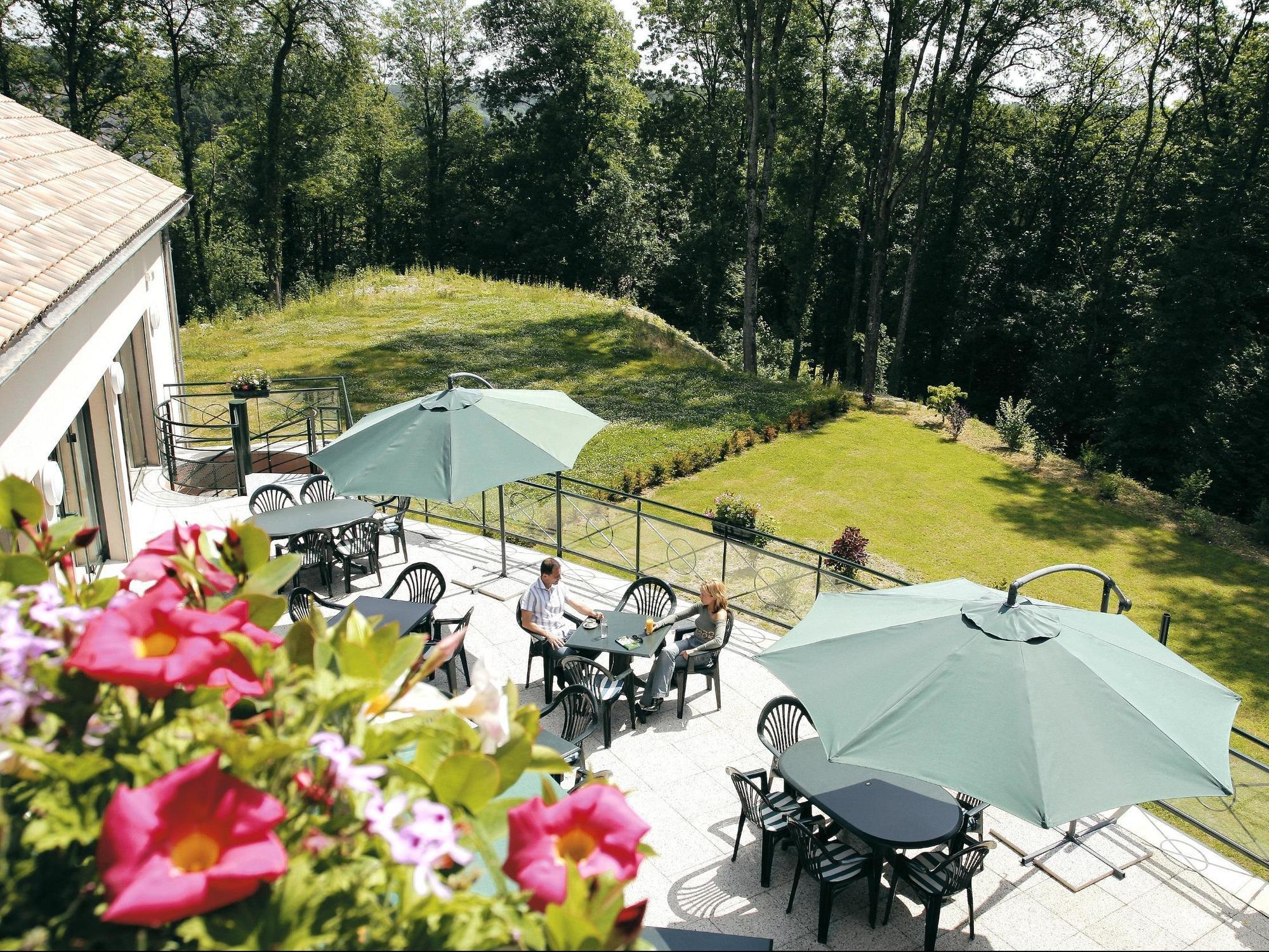 Logis Hotel - Restaurant Le Tulipier Vienne-le-Château Exterior foto